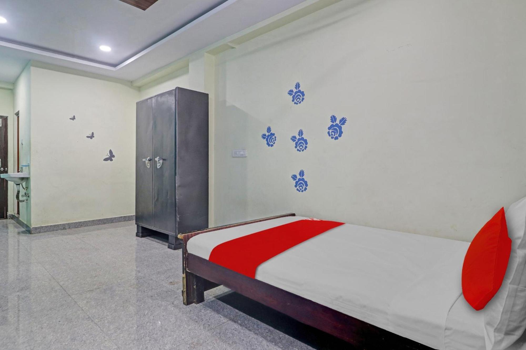 Hotel Oyo Flagship 81051 Sri Sai Manikanta à Haïdarabad Extérieur photo