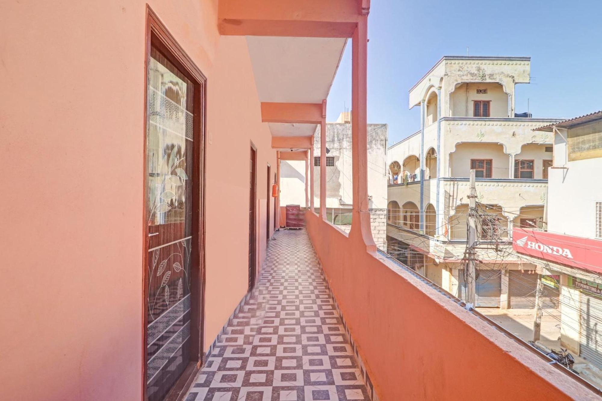 Hotel Oyo Flagship 81051 Sri Sai Manikanta à Haïdarabad Extérieur photo
